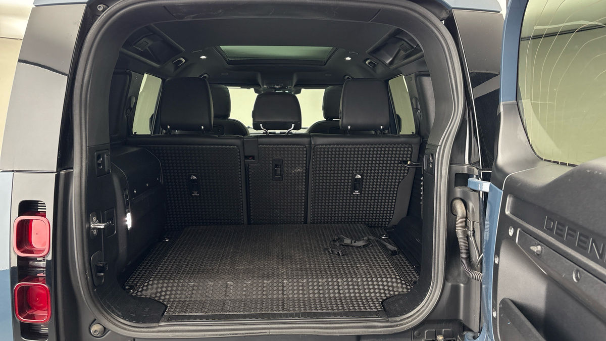Land Rover Defender 110 Image 11