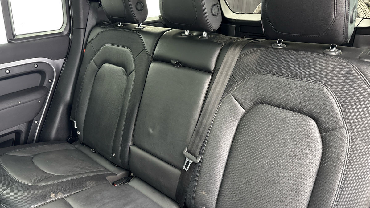 Land Rover Defender 110 Image 8