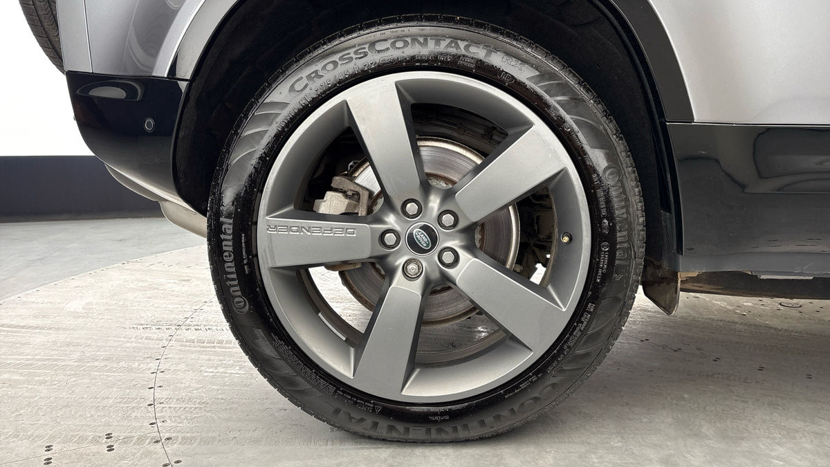 Land Rover Defender 110 Image 10