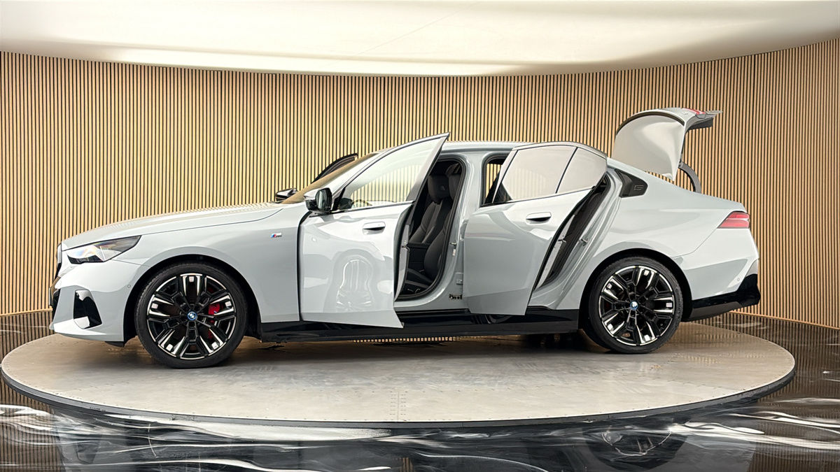 More views of BMW i5