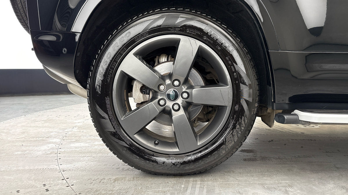 Land Rover Defender 110 Image 10