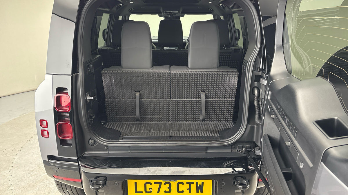 Land Rover Defender 110 Image 11