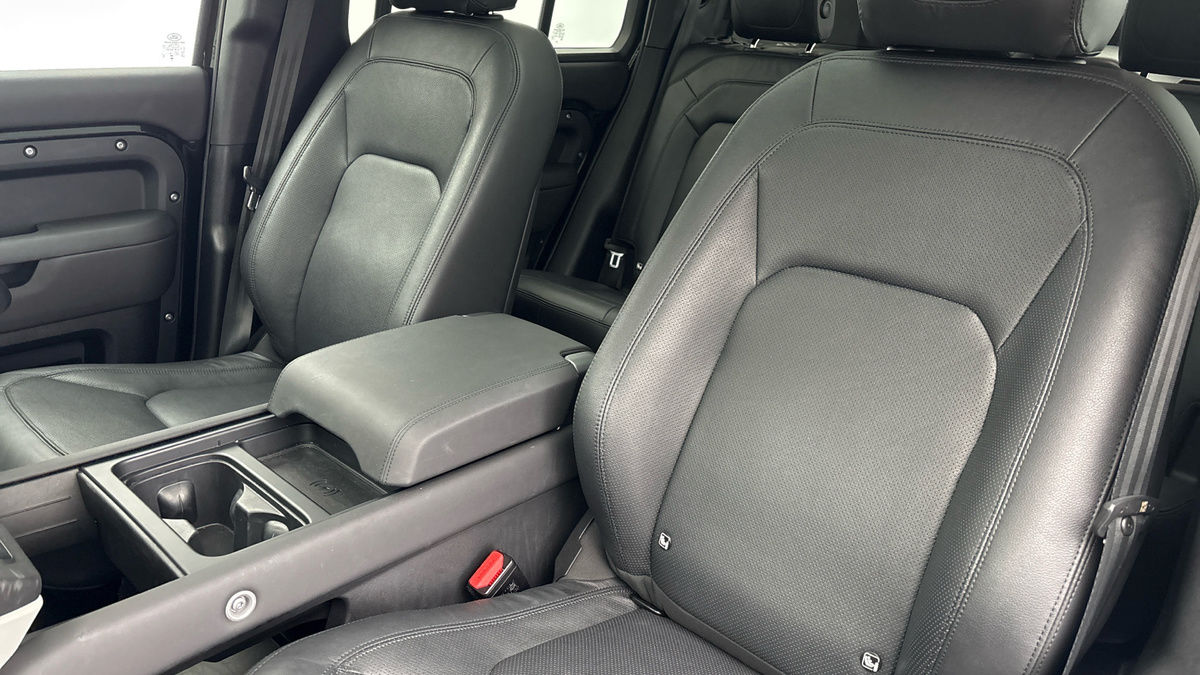 Land Rover Defender 110 Image 7
