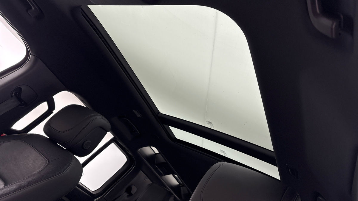 Land Rover Defender 110 Image 6