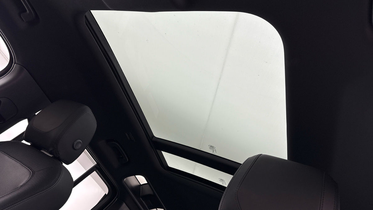 Land Rover Defender 110 Image 6