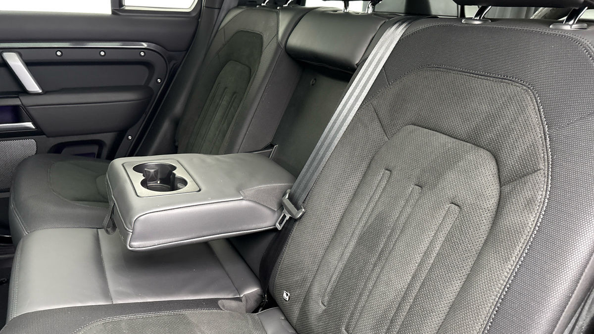 Land Rover Defender 110 Image 9