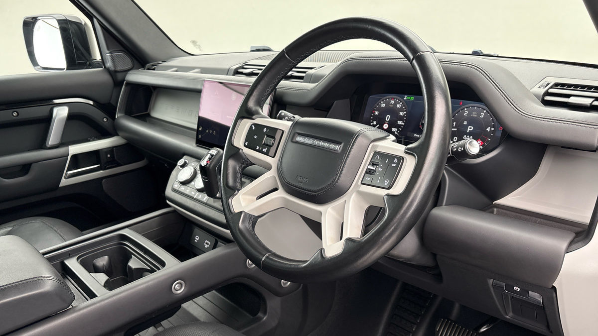 Land Rover Defender 110 Image 5