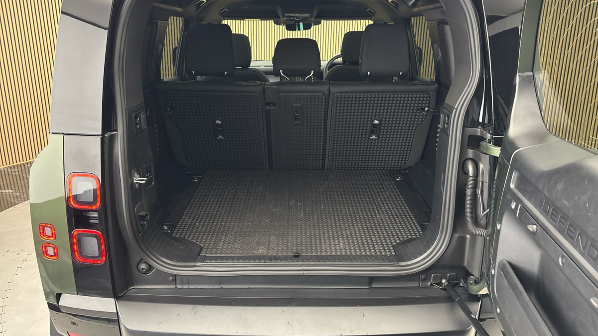 Land Rover Defender 110 Urban Image 11