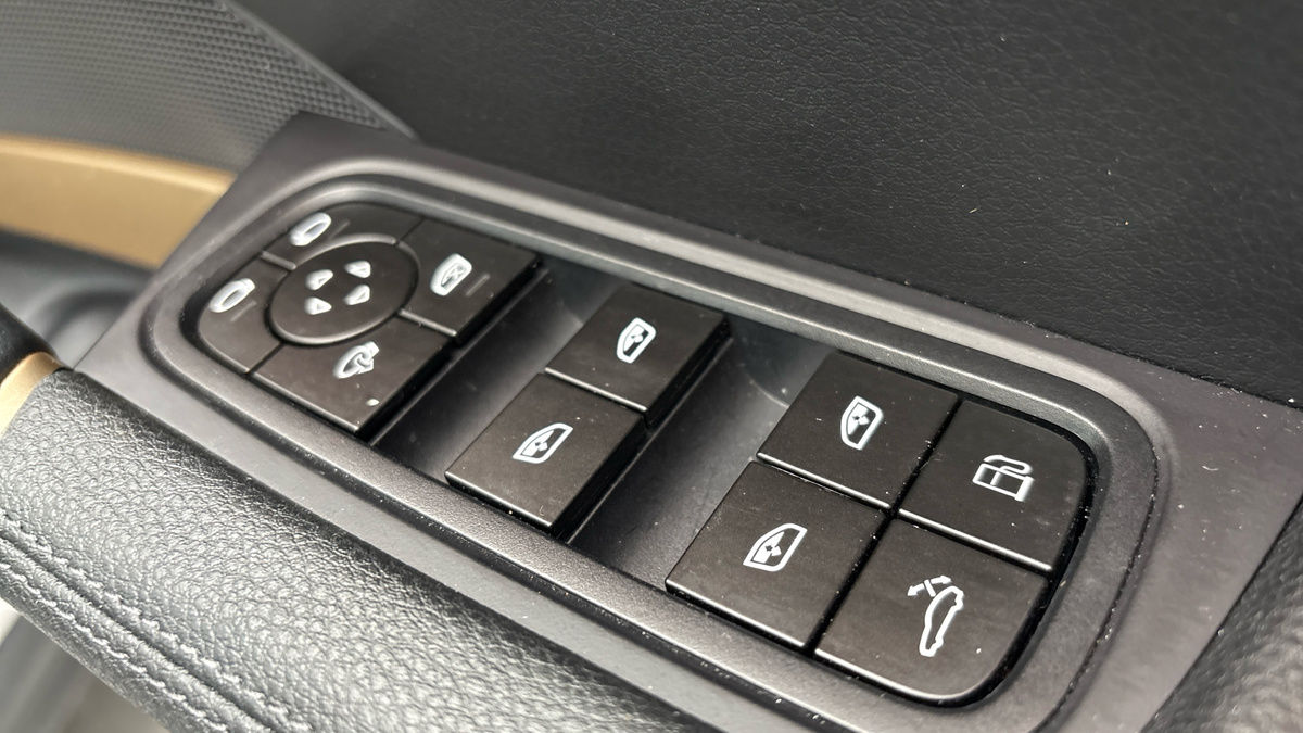 Porsche Cayenne Image 30