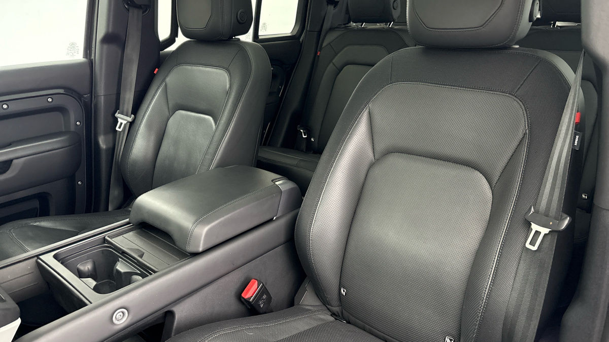 Land Rover Defender 110 Image 7