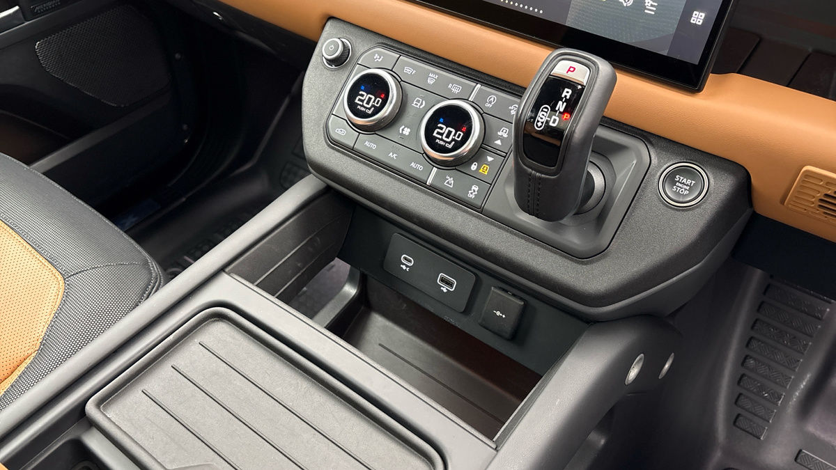 Land Rover Defender 110 Image 18