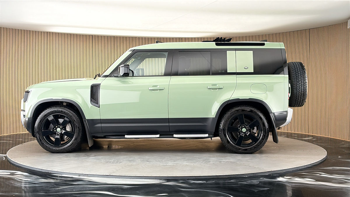 Land Rover Defender 110 Image 15