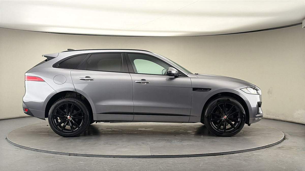 Jaguar F-PACE Image 16