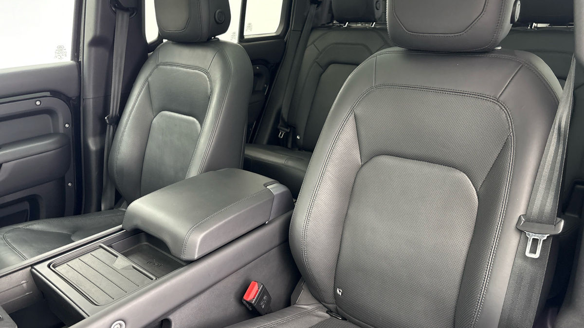 Land Rover Defender 110 Image 7