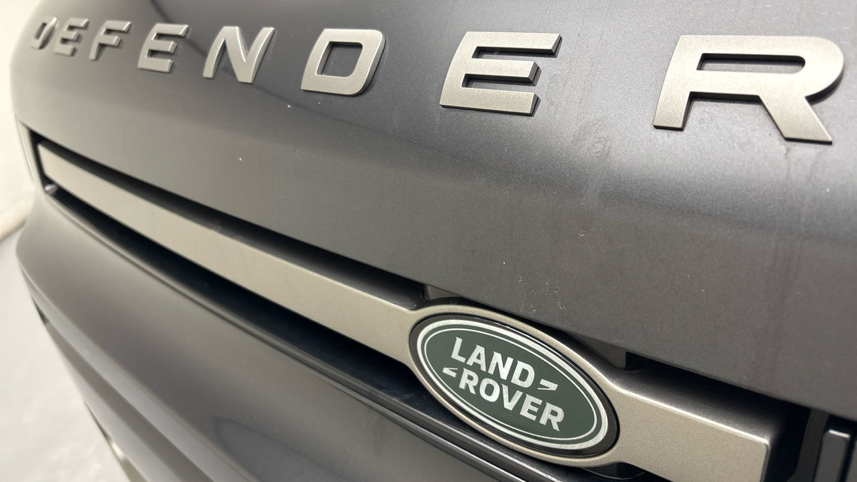 Land Rover Defender 110 Image 24