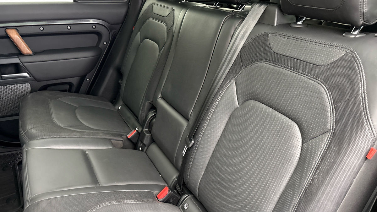 Land Rover Defender 110 Image 8