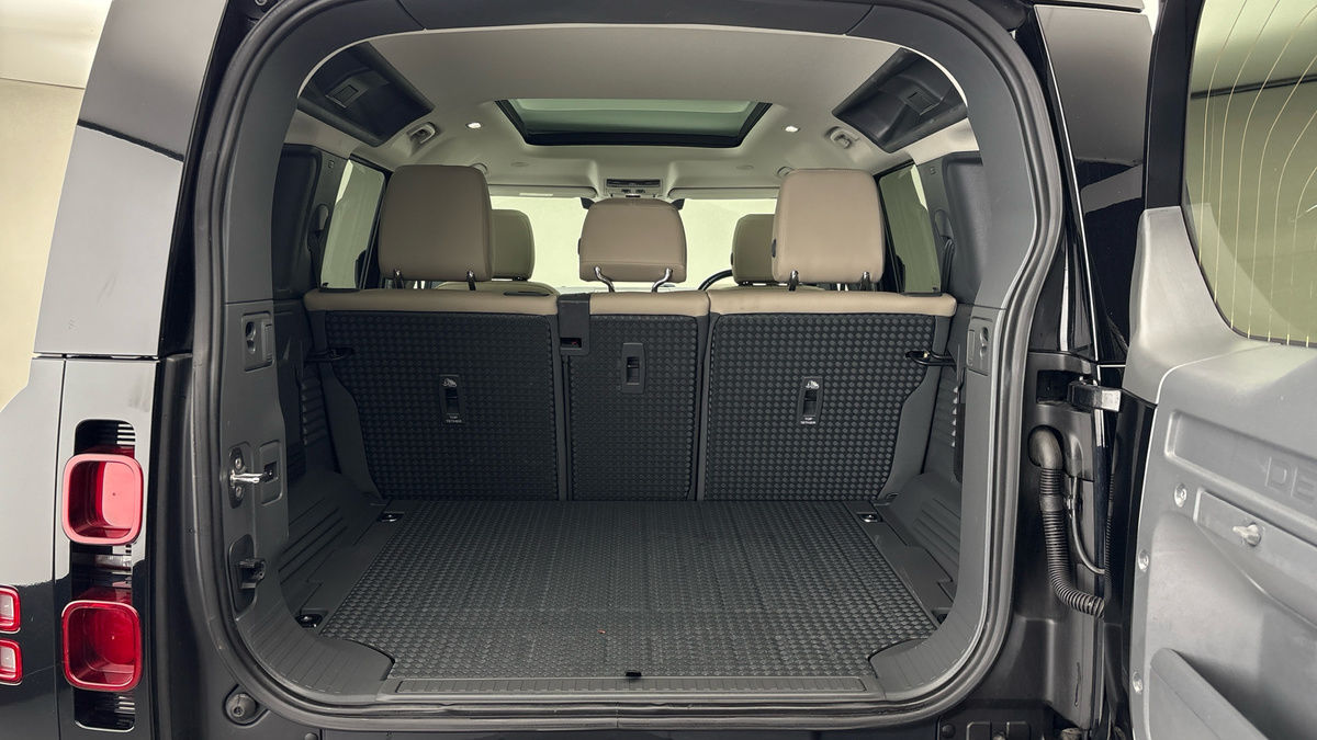 Land Rover Defender 110 Image 11