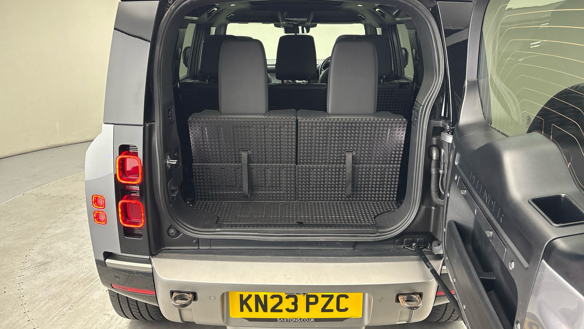 Land Rover Defender 110 Image 11