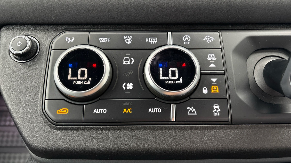 Land Rover Defender 110 Image 30