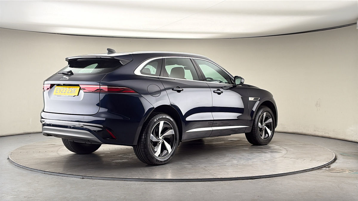 Jaguar F-PACE Image 21