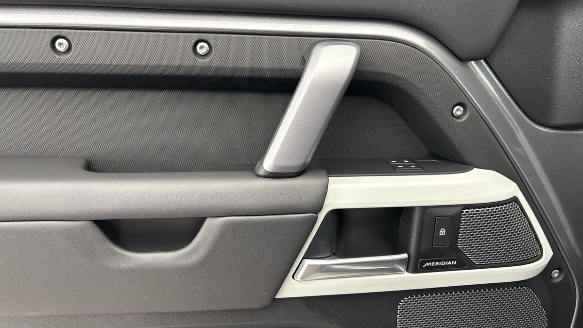 Land Rover Defender 110 Urban Image 19