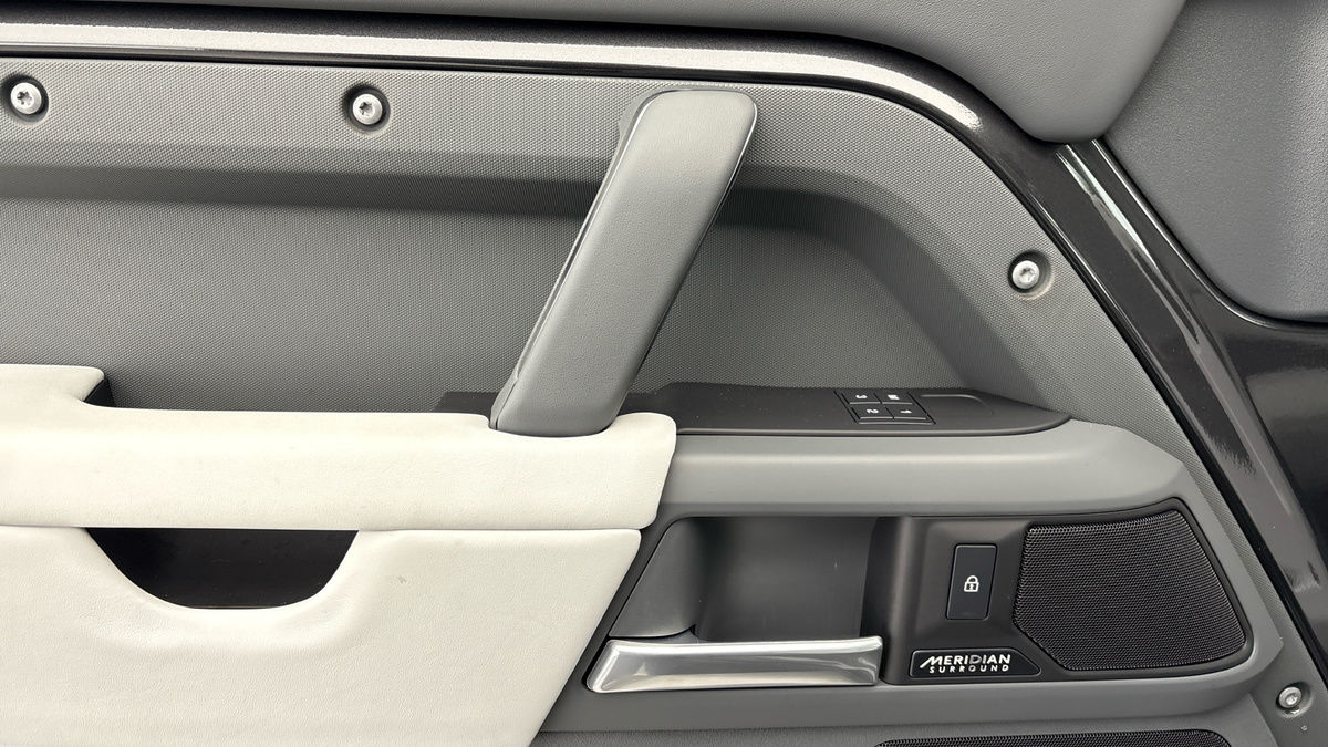 Land Rover Defender 110 Urban Image 19