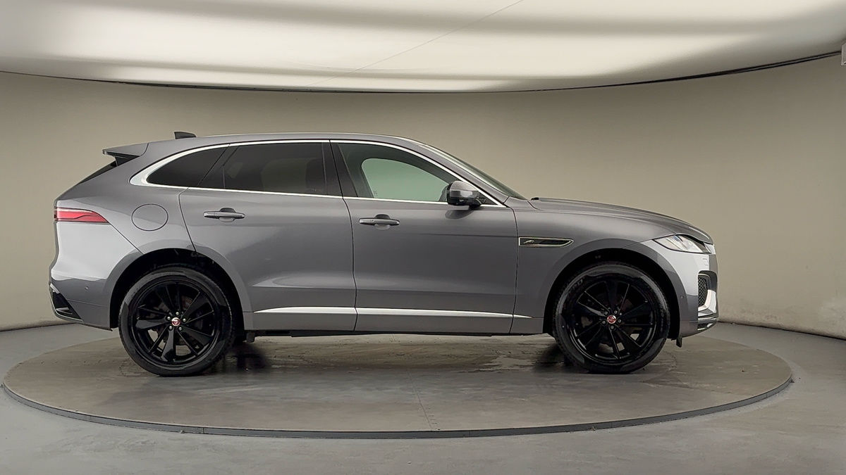 Jaguar F-PACE Image 16