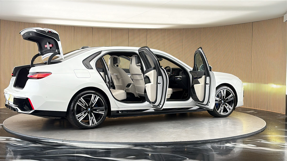 More views of BMW i7