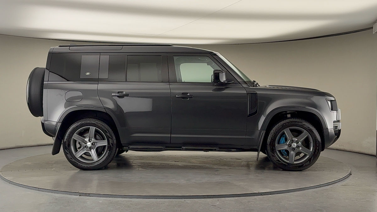 Land Rover Defender 110 Image 16