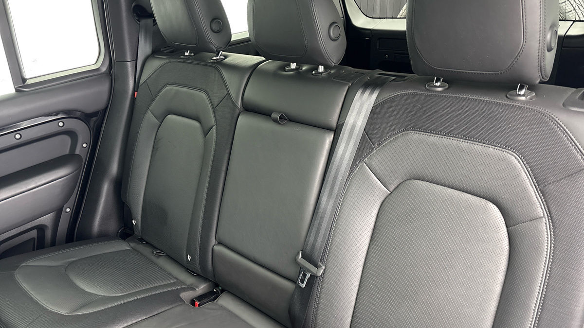 Land Rover Defender 110 Image 8