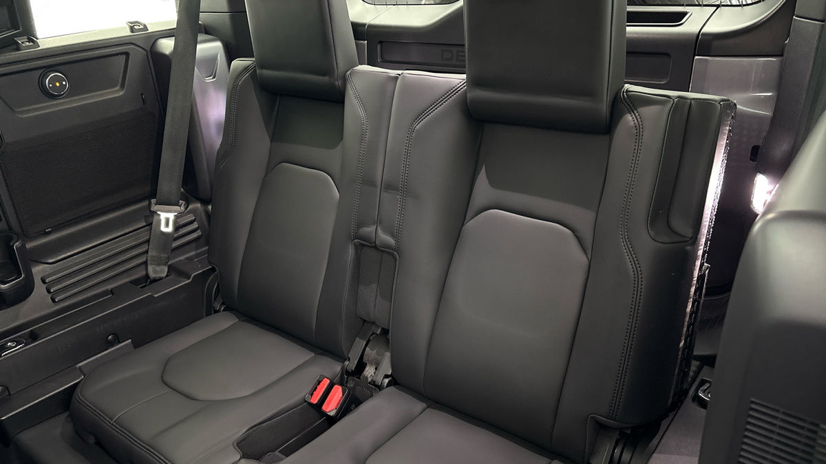 Land Rover Defender 110 Image 25