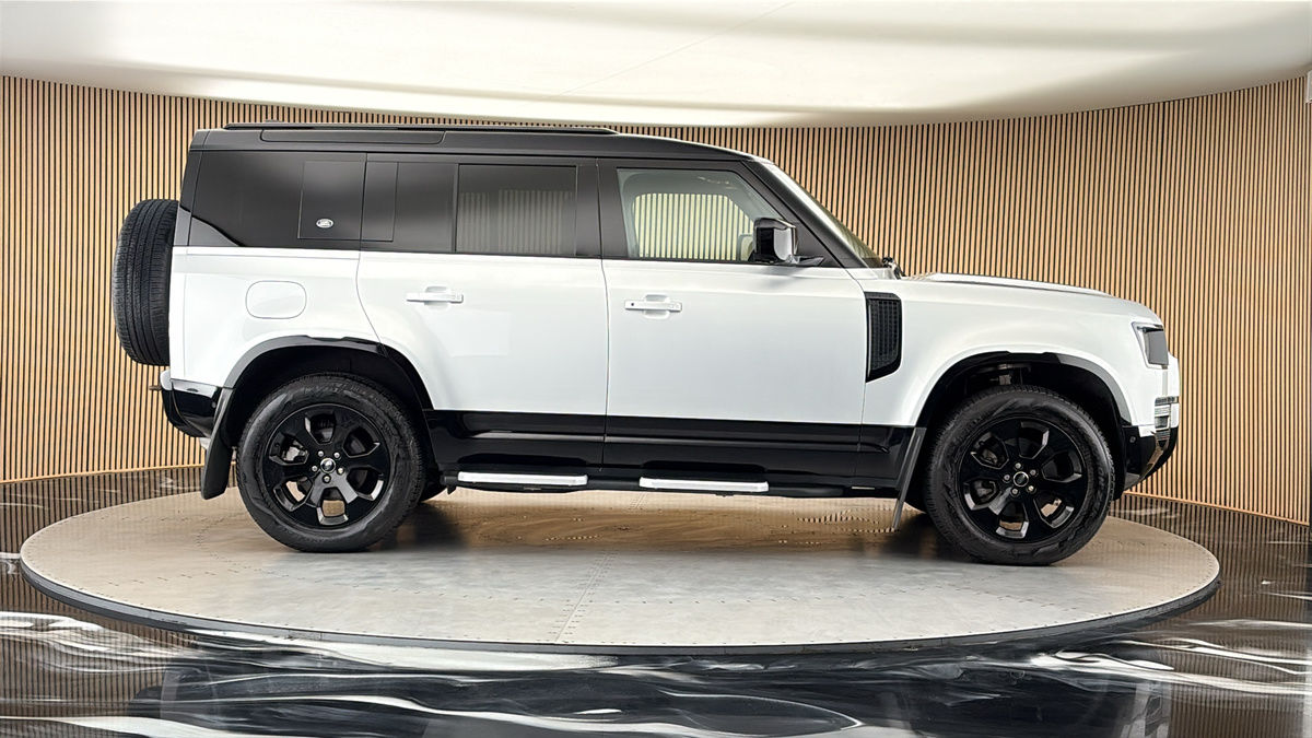 Land Rover Defender 110 Image 16
