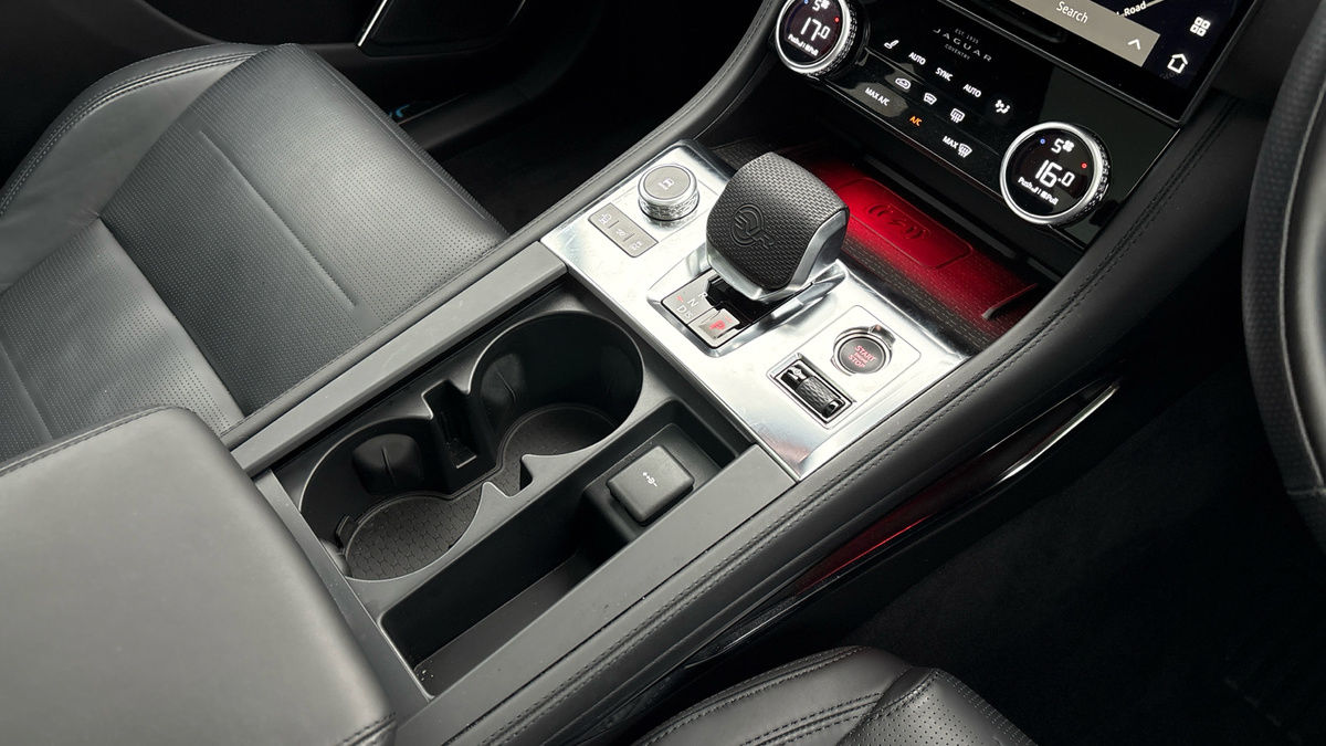 Jaguar F-PACE Image 18