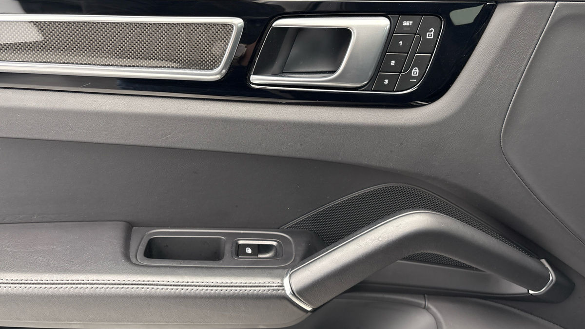 Porsche Cayenne Image 19