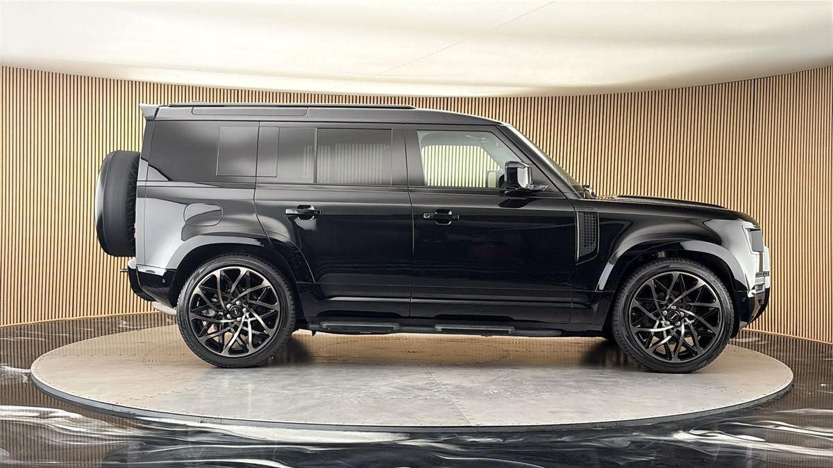Land Rover Defender 110 Image 16
