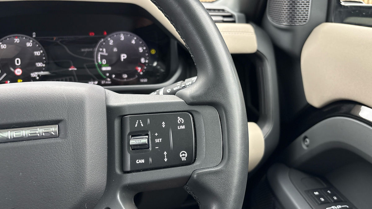 Land Rover Defender 110 Image 14