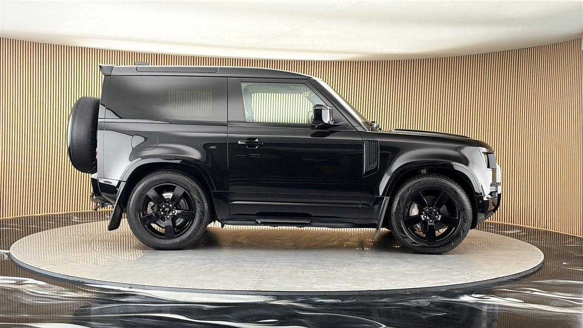 Land Rover Defender 90 Image 16