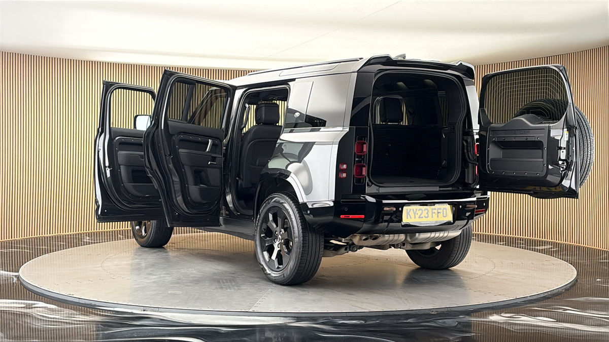 Land Rover Defender 110 Image 23