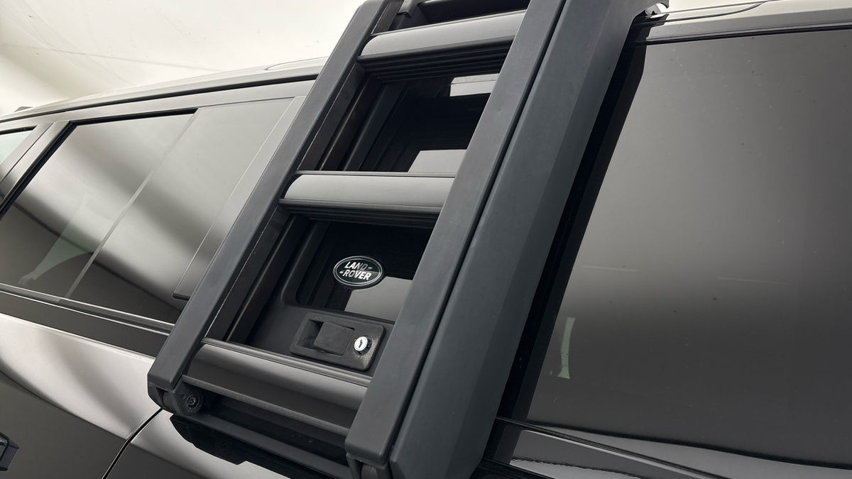 Land Rover Defender 110 Image 30