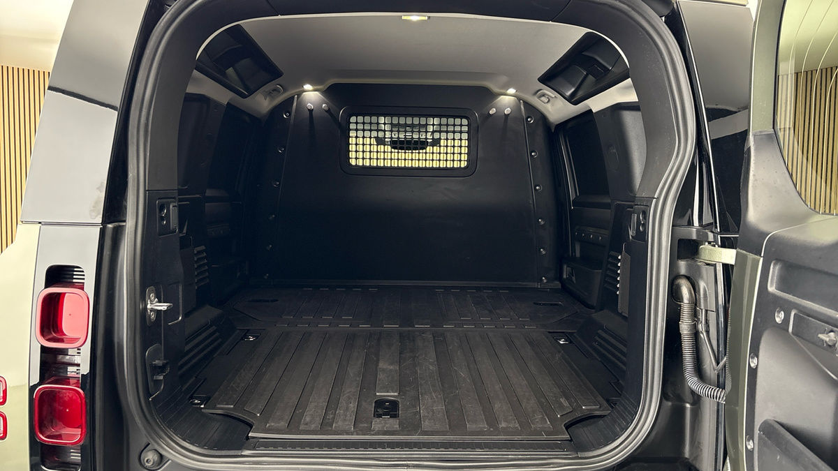 Land Rover Defender 110 Image 11
