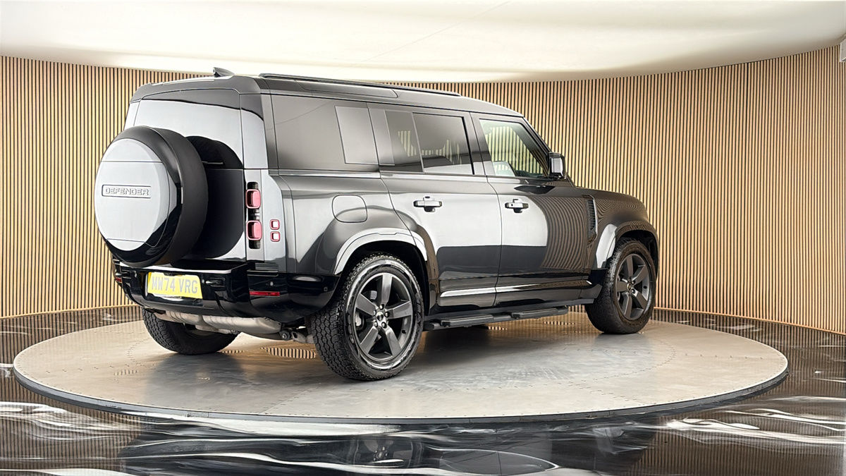 Land Rover Defender 110 Image 21