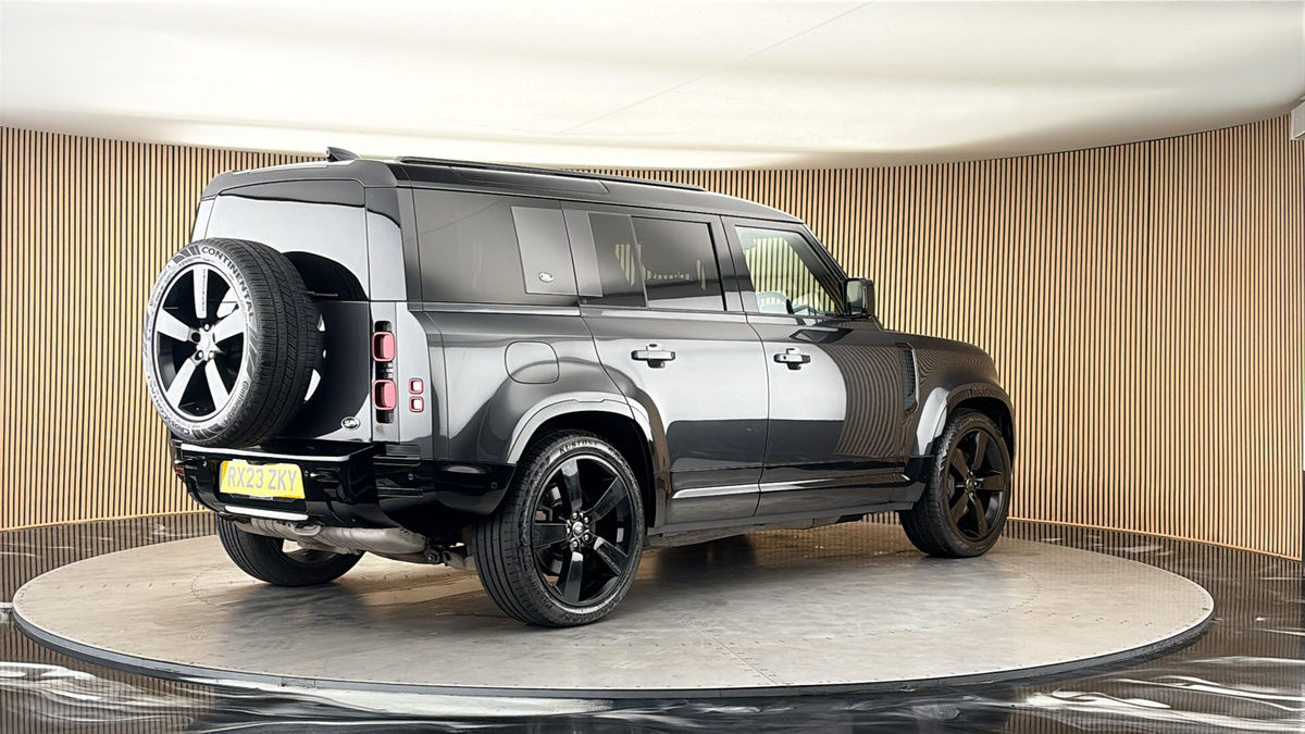 Land Rover Defender 110 Image 21