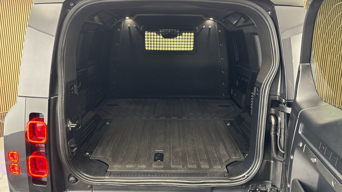 Land Rover Defender 110 Image 11