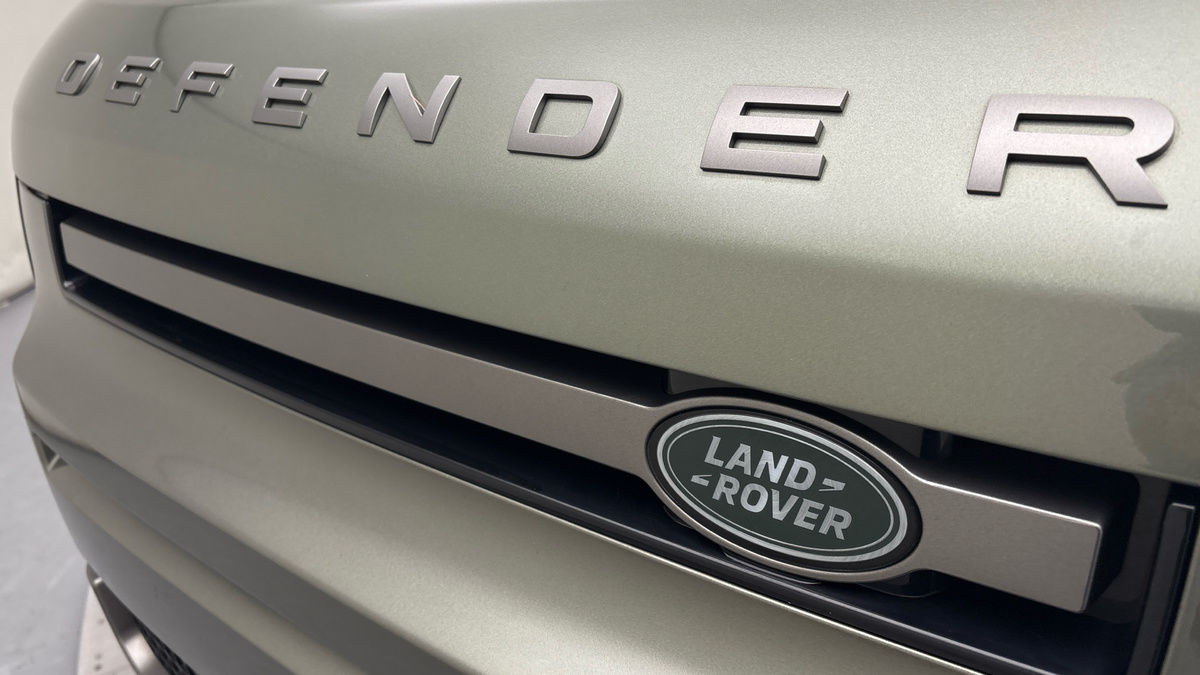 Land Rover Defender 110 Image 24