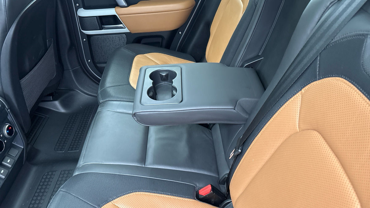 Land Rover Defender 110 Image 9