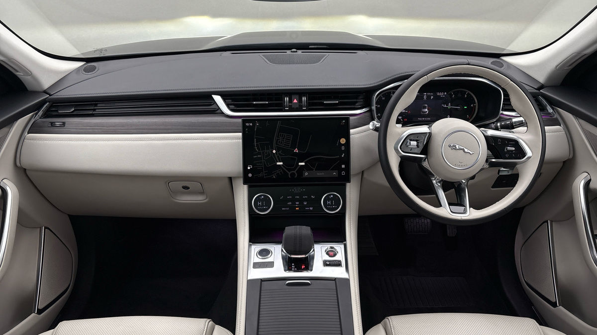 Jaguar F-PACE Image 12