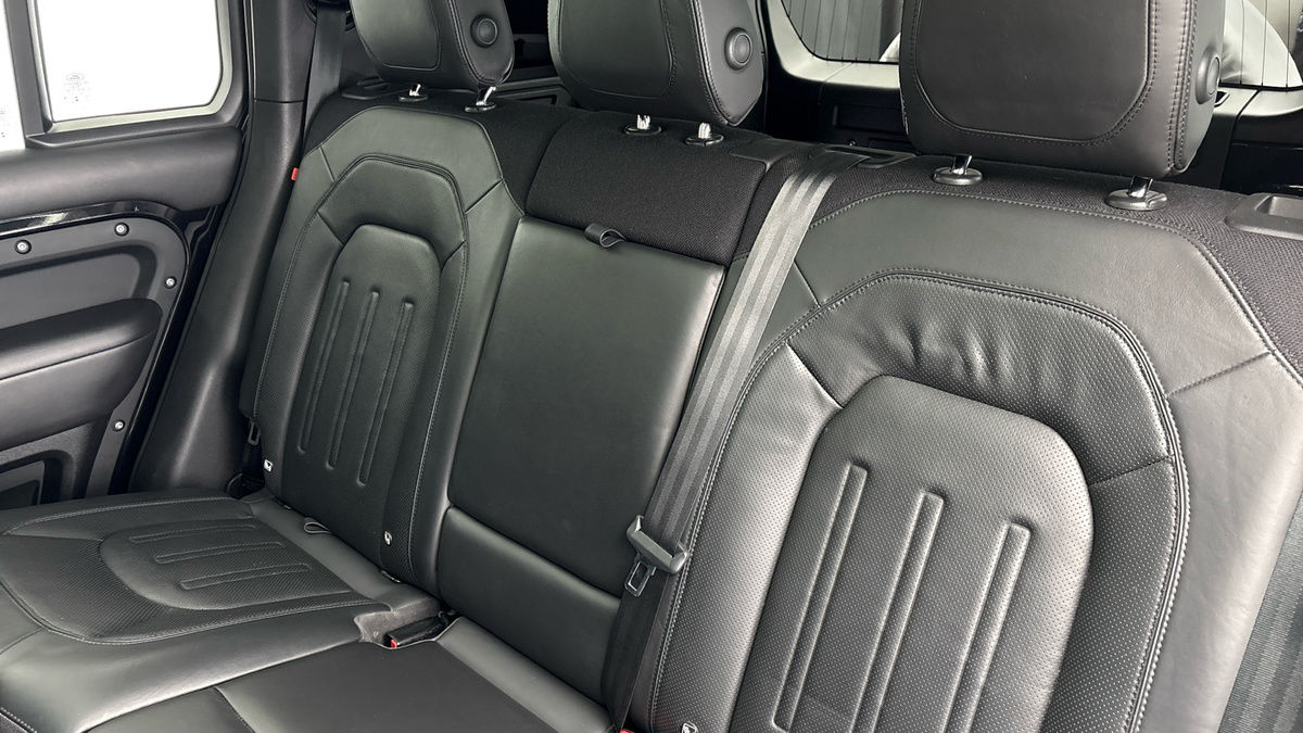 Land Rover Defender 110 Image 8