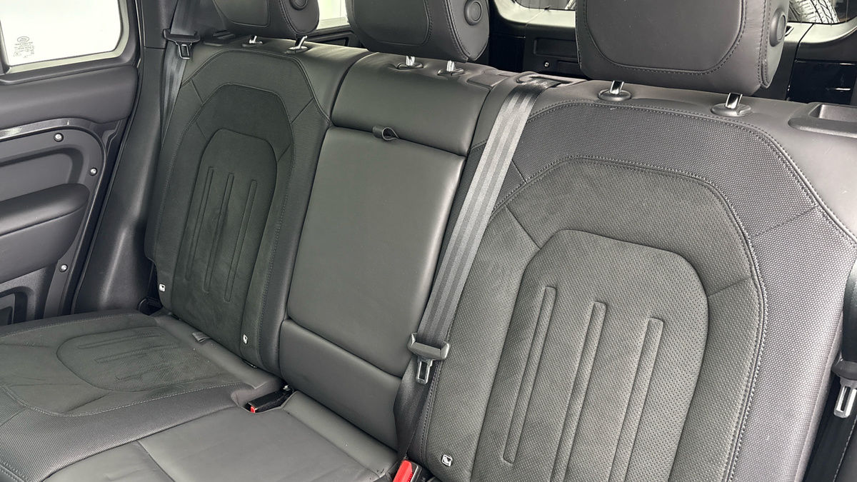 Land Rover Defender 110 Image 8