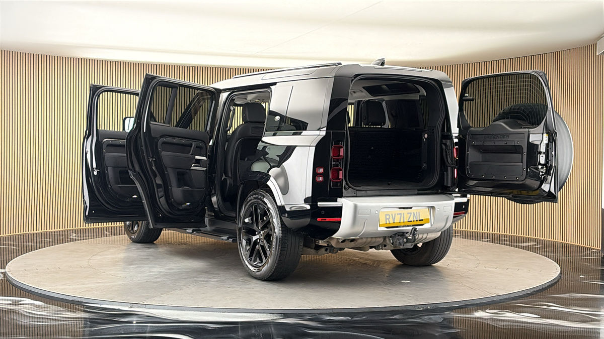 Land Rover Defender 110 Image 23