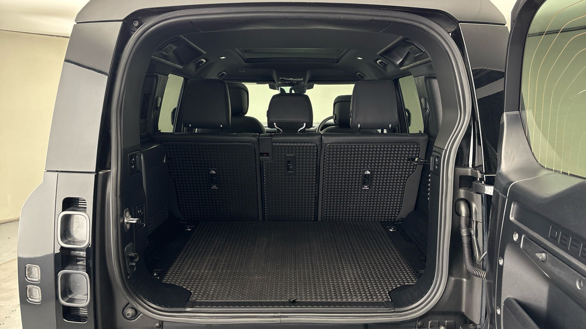 Land Rover Defender 110 Image 22